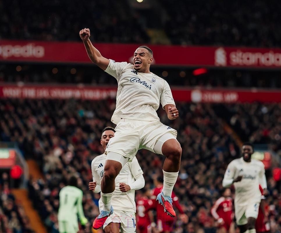 又一场3-0！英超54岁名帅力挽狂澜：7场4胜 带队双线狂奔